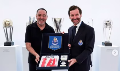 Acreano Rei Artur é homenageado pelo FC Porto em apresentação de elenco no Estádio do Dragão