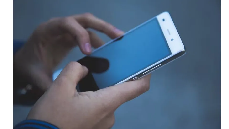Golpe do amor: mulher perde R$ 45 mil e suspeito é preso após extorsão com imagens íntimas